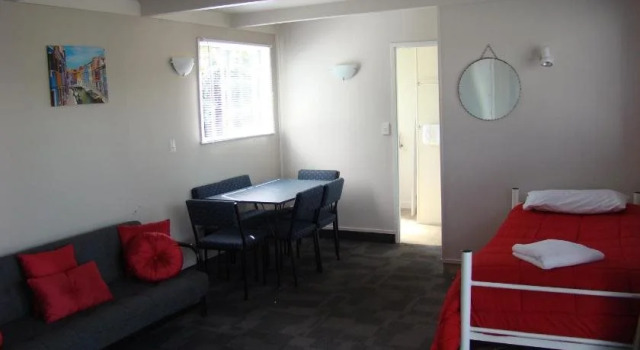 Colonial Cottage Motel