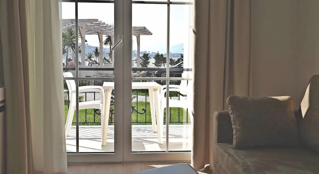 Четырёхместный номер Standard с балконом и с частичным видом на море Hotel Vila Kalcuni Sarande