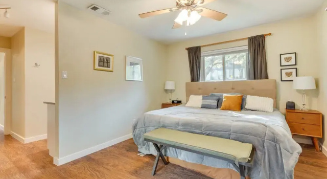 Коттедж с 4 комнатами Austin Home Near Zilker Park w/ Yard: Pets Allowed
