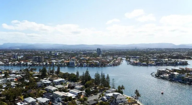 Четырёхместный номер Standard с балконом и с видом на горы JW Marriott Gold Coast Resort & Spa