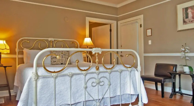 Cinnamon Bear Creekside Inn, Забронировать Отель «постель и завтрак» Сонома Wine Country - Northern California, рядом с General M G Vallejo Home