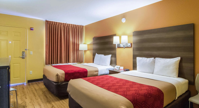 Четырёхместный номер Standard Econo Lodge Kingsland