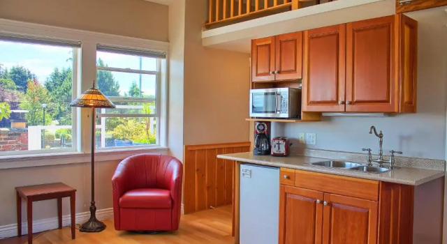 Люкс Luxury Birds of a Feather Victoria Oceanfront Studio Suites