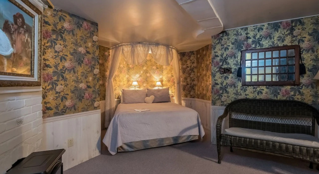 Люкс Luxury Kingsley House Bed & Breakfast - Full Home