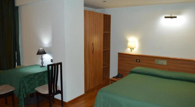 Четырёхместный номер Standard Canadian Hotel