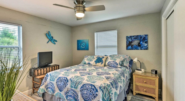 Pet-friendly Ormond Beach Home w/ Fire Pit!, Забронировать Дом для отпуска Коттеджи Ормонд-Бич, Коттедж