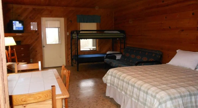 Bay Landing Camping Resort Deluxe Cabin 29, Rezerwuj Pole kempingowe Kempingi i glamping w Bridgeport, Pole kempingowe