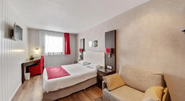 Трёхместный номер Standard HOTEL RESTAURANT PARIS PACIFIC PARIS-VILLEJUIF- PRES DU METRO LHAY LES ROSES LIGNE 14 - Direct PARIS-AEROPORT ORLY ET INSTITUT GUSTAVE ROUSSY