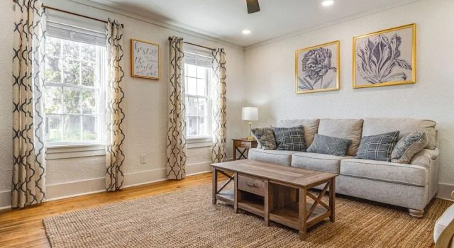 Chic Indianapolis Home w/ Patio < 2 Mi to Downtown, Забронировать Дом для отпуска Виллы Индианаполиса, рядом с Виктори Филд, Вилла
