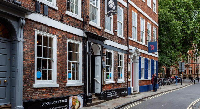 Кровать в общем номере Guy Fawkes Inn