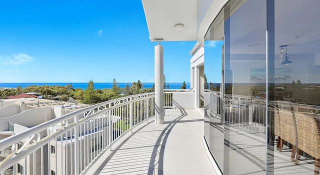 Номер Luxury Пентхаус с 3 комнатами с балконом и с красивым видом из окна Beachside Resort Kawana Waters