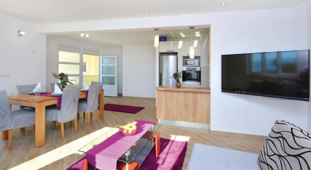 Amazing Home in Lokva Rogoznica With Wifi and 2 Bedrooms, Rezerwuj Hotel Hotele w Split-Dalmatia County z parkingiem, Parking