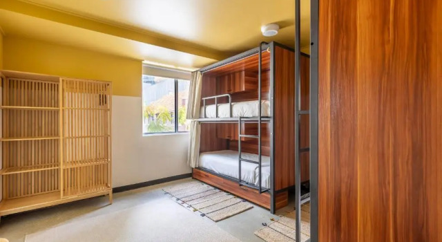 Кровать в общем номере Roamer Brisbane