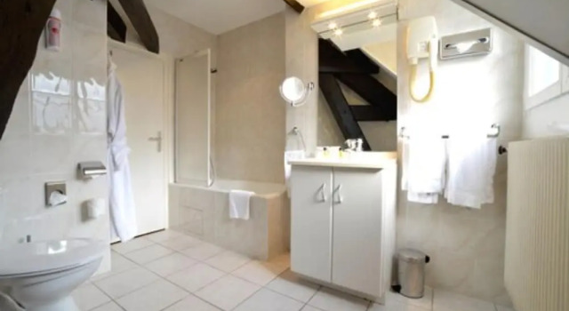 Четырёхместный семейный номер Standard Hôtel d’Angleterre Grenoble Hyper-Centre