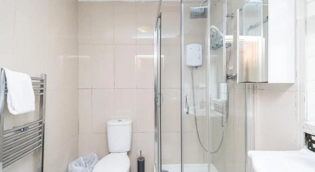 Коттедж Spacious Dagenham 4Bedroom House with Parking
