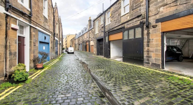 JOIVY Quiet Mews Street Apartment in the Heart of Edinburgh, Забронировать Апартаменты/квартира Апартаменты Эдинбурга, рядом с St George's West Church, Апартаменты/квартира