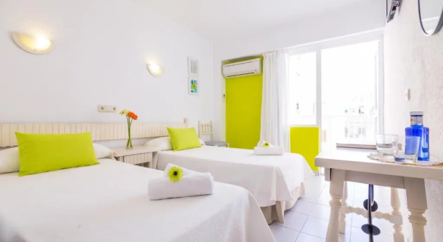 Двухместный номер Standard с балконом Garau Petit Hotel