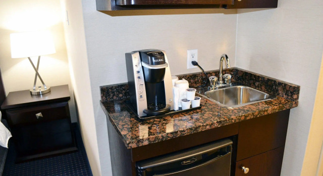 Четырёхместный люкс Holiday Inn Express Hotel & Suites Edson by IHG