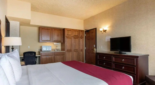 Номер Standard с видом на озеро Shoreline Inn & Conference Center, an Ascend Collection Hotel