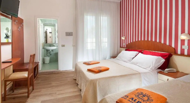 Четырёхместный номер Standard с балконом Hotel Albatros