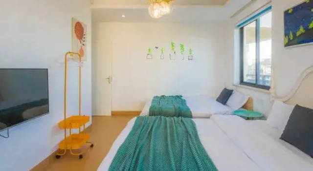 Трёхместный люкс с 2 комнатами с видом на море Dongshan Nuan. Island Design Seaview Beautiful Suites