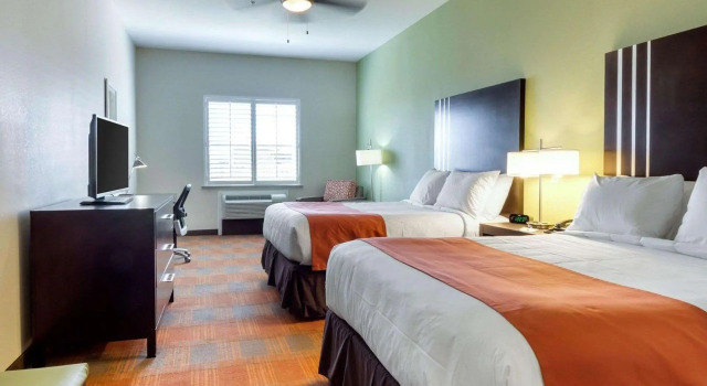 Четырёхместный номер Standard Garner Hotel Victoria - East by IHG