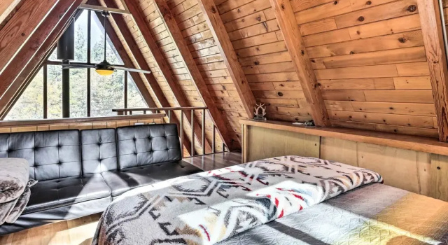 Коттедж Cozy A-Frame w/ Hot Tub Near Arrowbear Lake