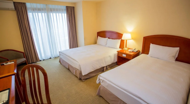 Трёхместный номер Standard с балконом Jiuwu Hotel