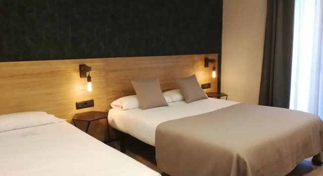 Трёхместный семейный номер Superior с балконом Hotel Cantón