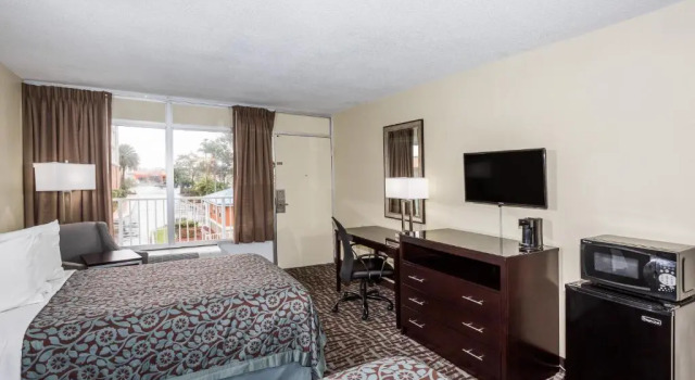 Четырёхместный номер Standard с видом на бассейн Days Inn by Wyndham Melbourne