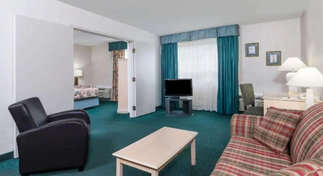 Четырёхместный номер Standard Ramada by Wyndham London