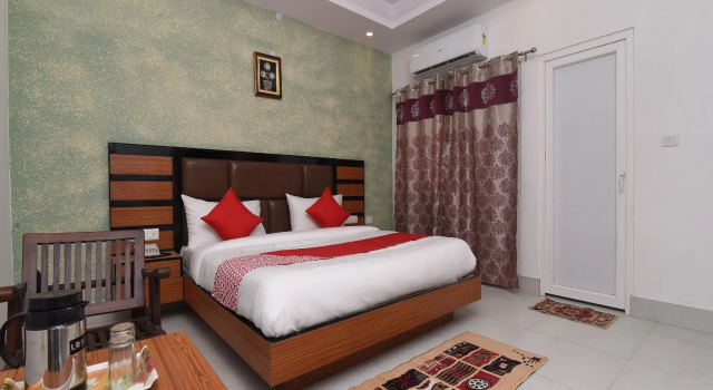 Люкс Standard Vaccinated Staff- Capital O 13310 Noida Suites