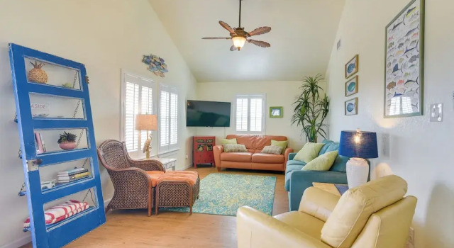 Коттедж Walk to Shore: Surfside Beach Home w/ Bay Views