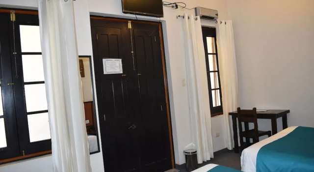 Standard Twin room Colonial Plaza Hotel