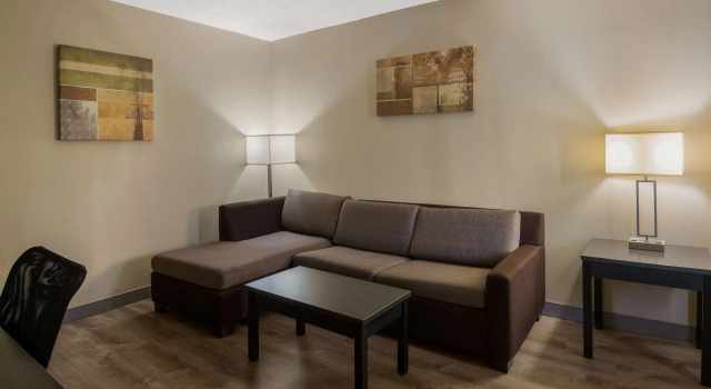 Четырёхместный люкс SureStay Plus Hotel by Best Western Jackson