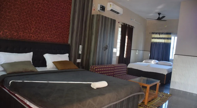 Семейный люкс с балконом Vinodhara Guest House