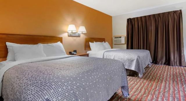 Четырёхместный номер Standard с балконом Econo Lodge Lakeview
