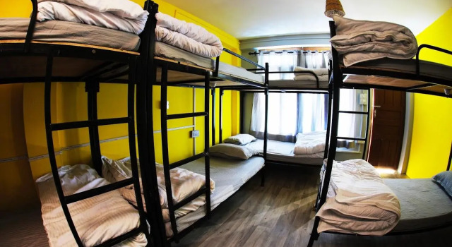 Кровать в общем номере Whoopers Hostel Tosh