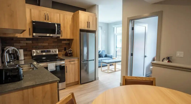 Люкс с 2 комнатами Basecamp Suites Revelstoke