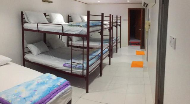 Кровать в общем номере Pangkor Home Sea Village
