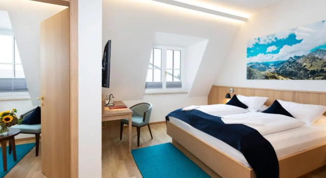 Standart üç kişilik oda Hotel Hirsch