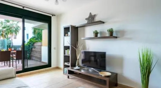 2BR poolfront family apartment WIFI and Near beach