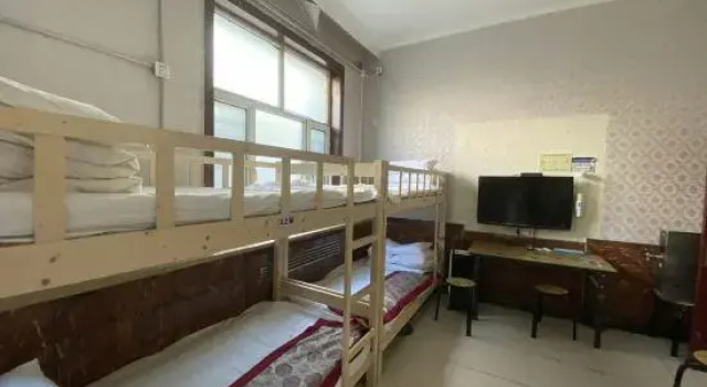 Кровать в общем номере Urumqi Huixin Small Hotel