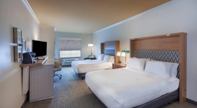 Четырёхместный номер Standard Holiday Inn & Suites McKinney - N Allen by IHG