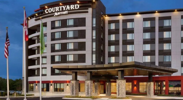 Кровать в общем номере Courtyard by Marriott Toronto Mississauga/West