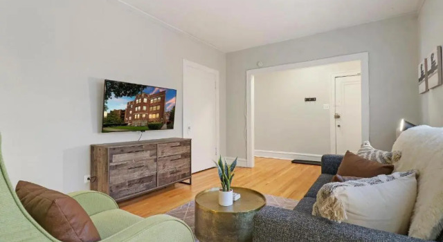 Simple and Roomy 1BR Apt in Evanston