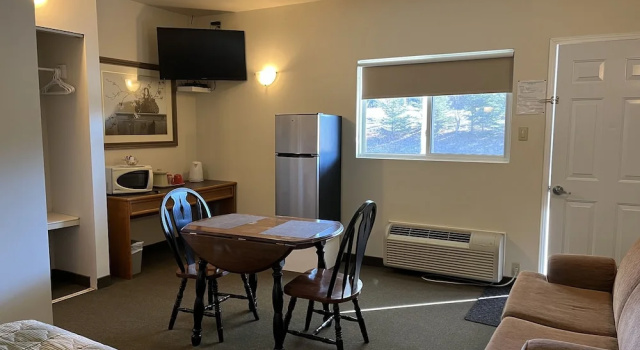 Четырёхместный номер Deluxe с видом на сад Calabogie Motor Inn