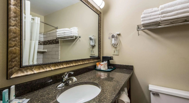 Четырёхместный номер Standard Quality Inn & Suites Newberry
