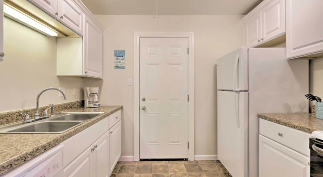Коттедж с 2 комнатами Gulfport Home w/ Deck & Grill, Walk to Beach!