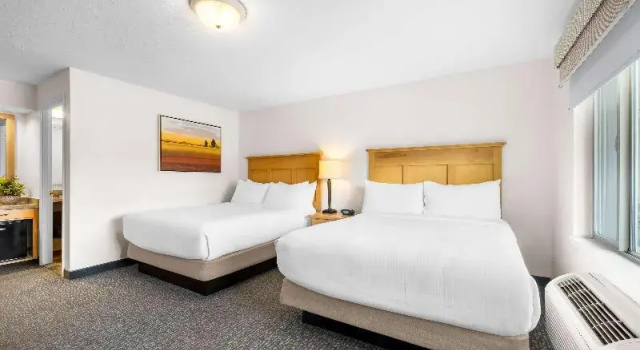 Четырёхместный номер Standard с балконом Best Western Driftwood Inn